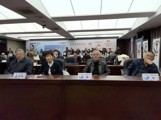 而易小星也土味回赠，表示;搓完澡后发现自己变轻了，跟你更亲了，再次引爆现场气氛